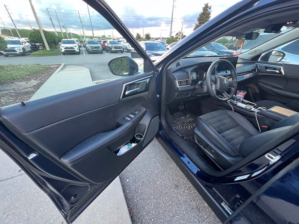 Used 2025  Mitsubishi SE image 11