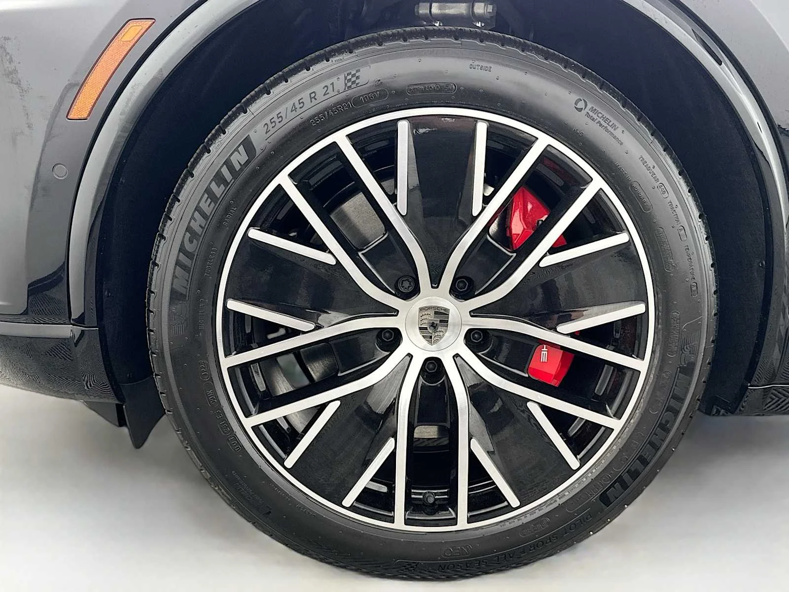 2025 Porsche Macan Turbo Electric - Photo 33