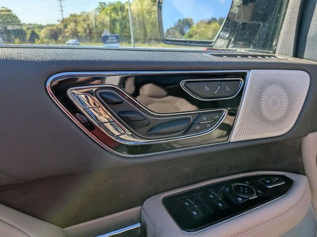 Used 2024 White Lincoln Reserve image 12