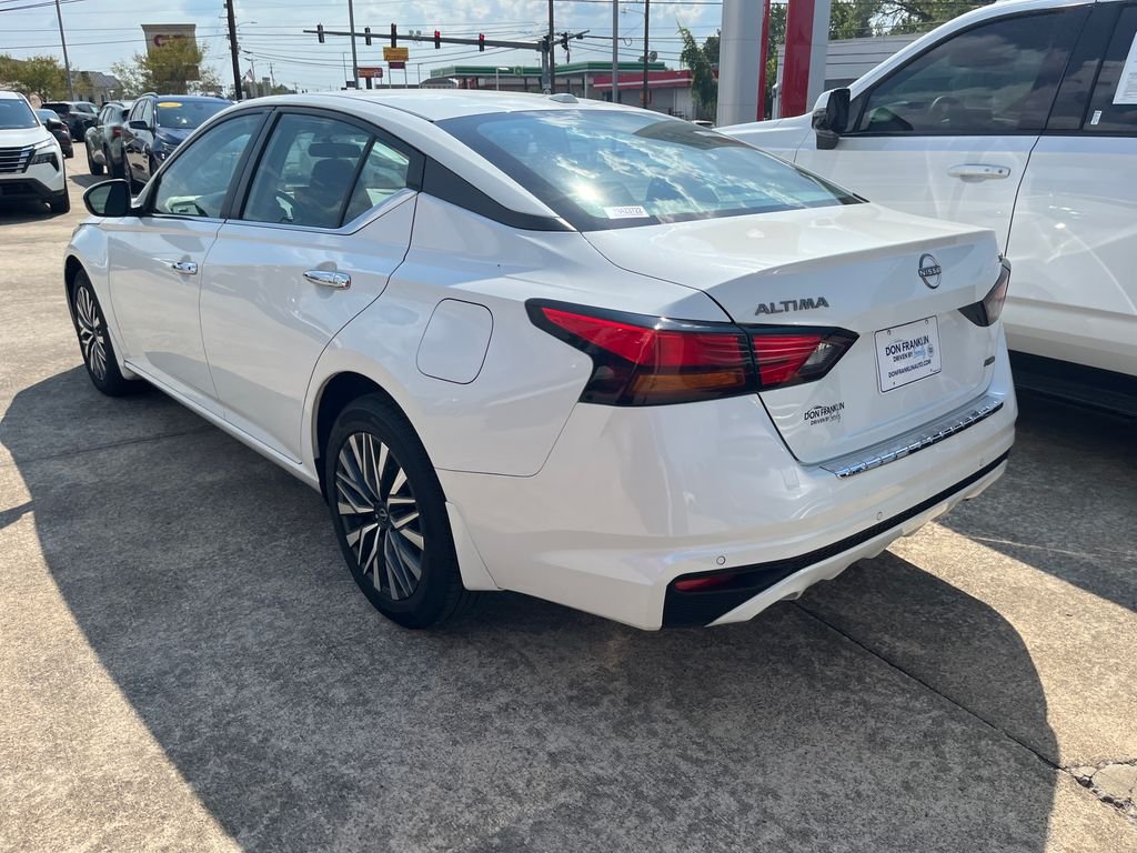 Used 2023 White Nissan 2.5 SV image 3