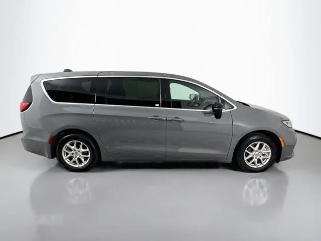 Used 2025 White Chrysler Select image 9