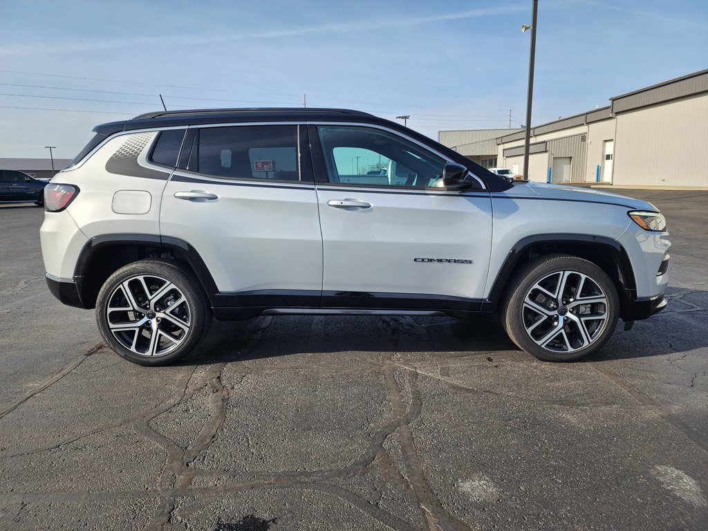 Used 2025 Silver Zynith Metallic Clearcoat Jeep Limited image 4