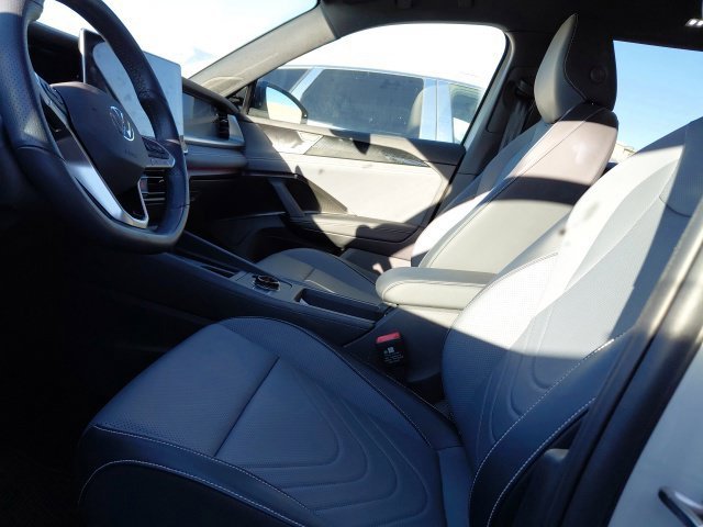 Used 2026  Volkswagen SE R-Line Black image 3
