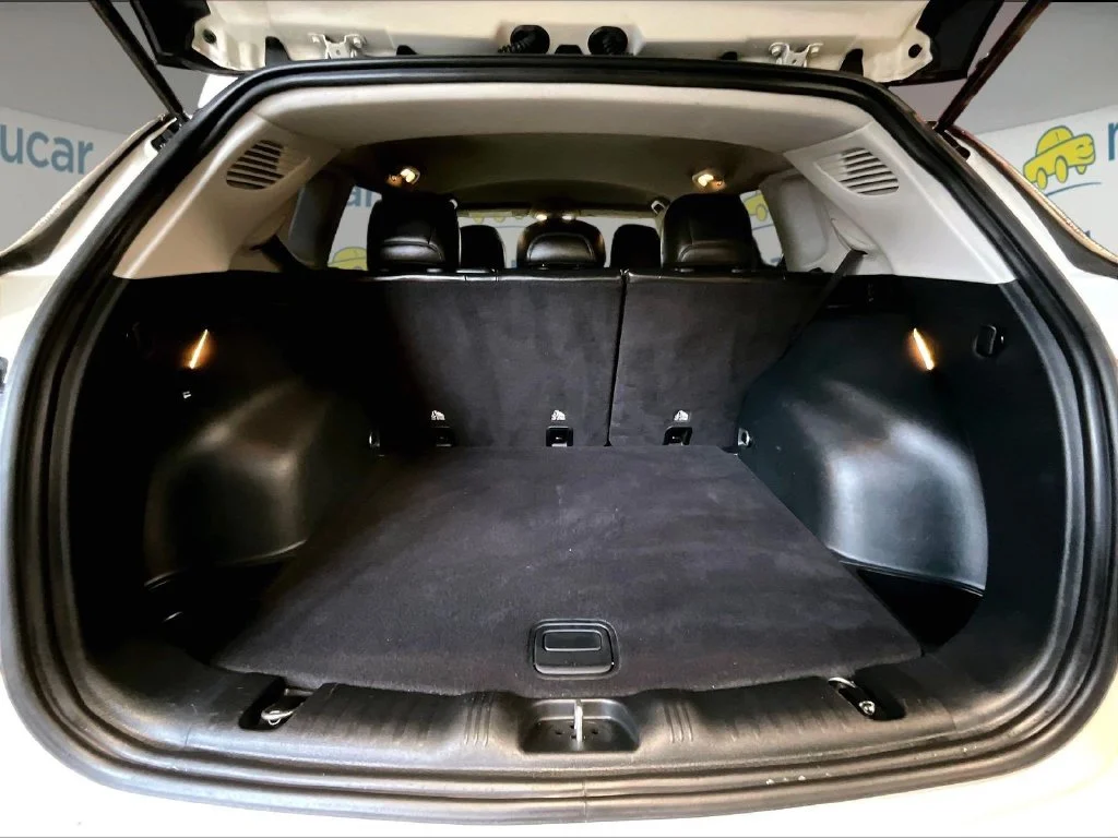 Used 2018 White Jeep Latitude image 17