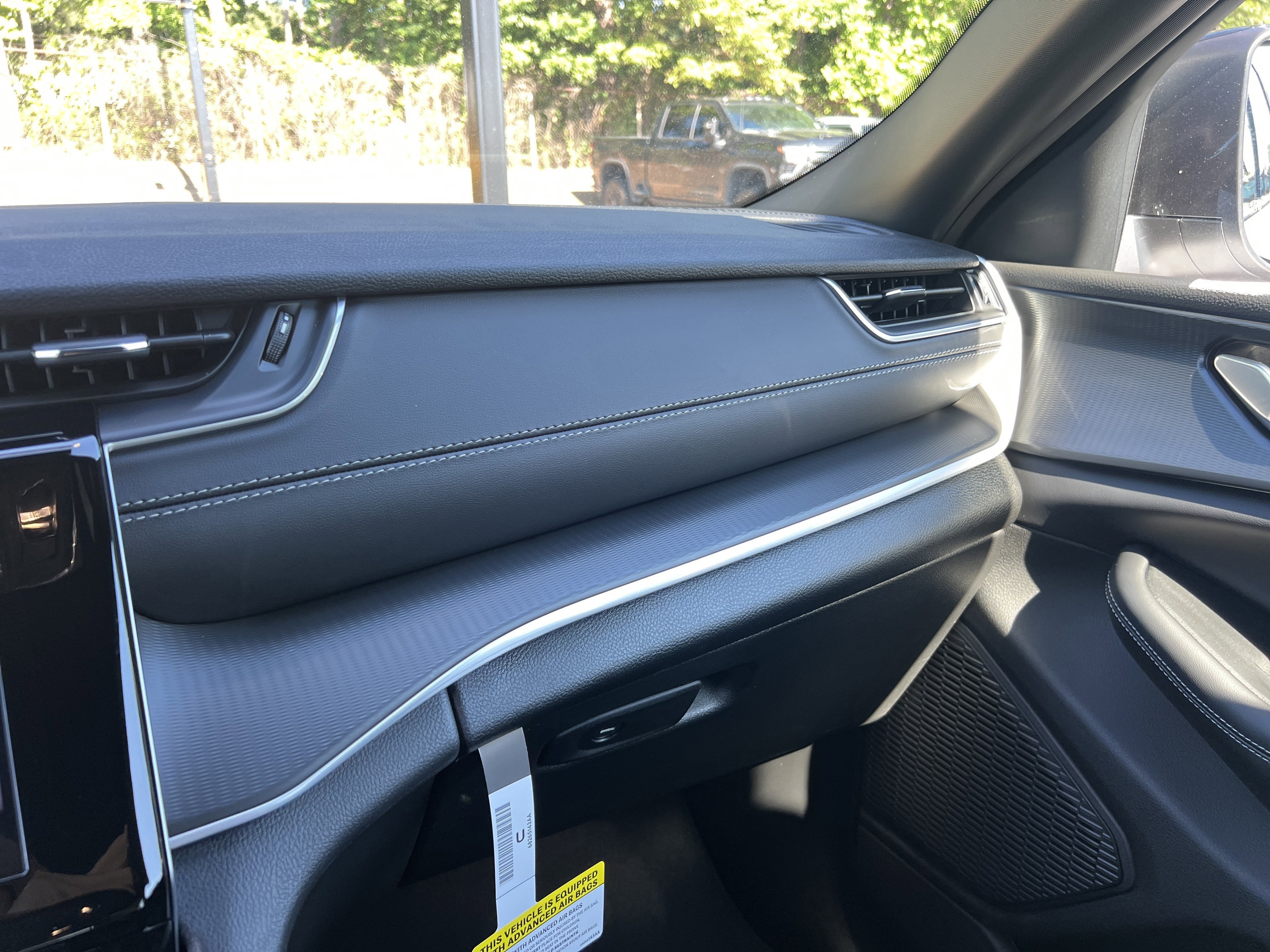 New 2026 Bright White Clear-Coat Exterior Paint Jeep Laredo image 33