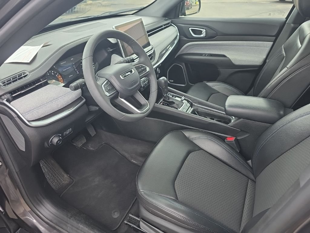 Used 2023 Gray Jeep Latitude image 9
