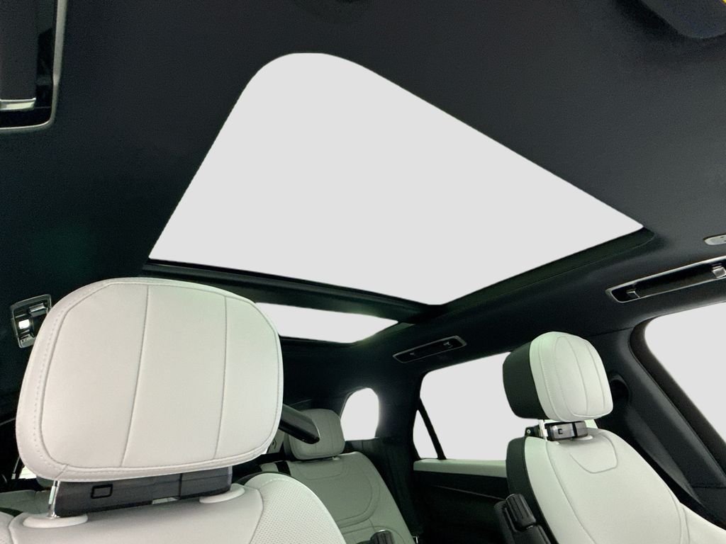 New 2026 Santorini Black Land Rover Dynamic SE image 17