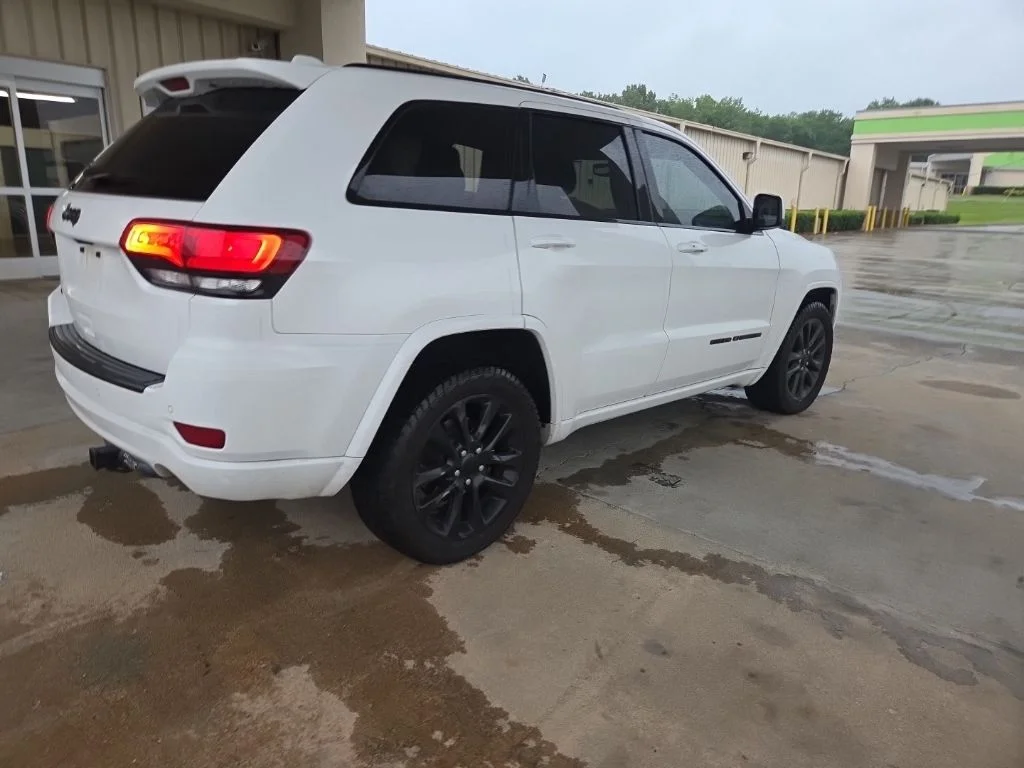 Used 2019 White/off-white Jeep Altitude image 7