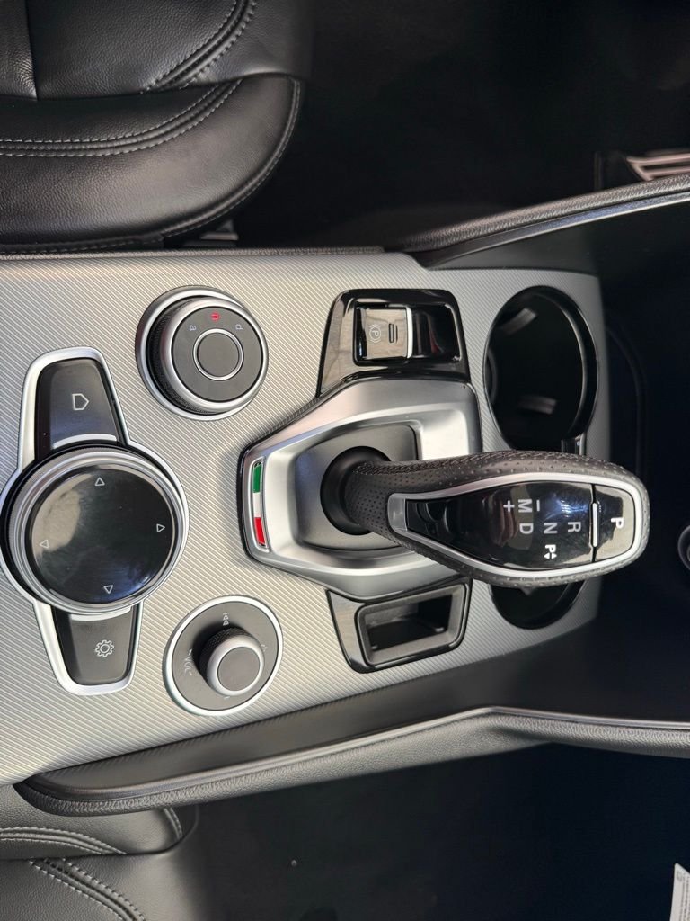 New 2025 Moonlight Gray Metallic Exterior Paint Alfa Romeo Base image 32