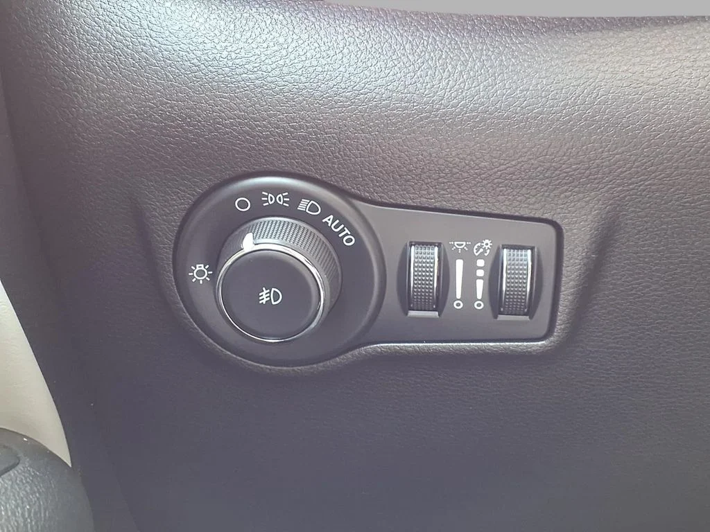 Used 2025 White Jeep Limited image 16