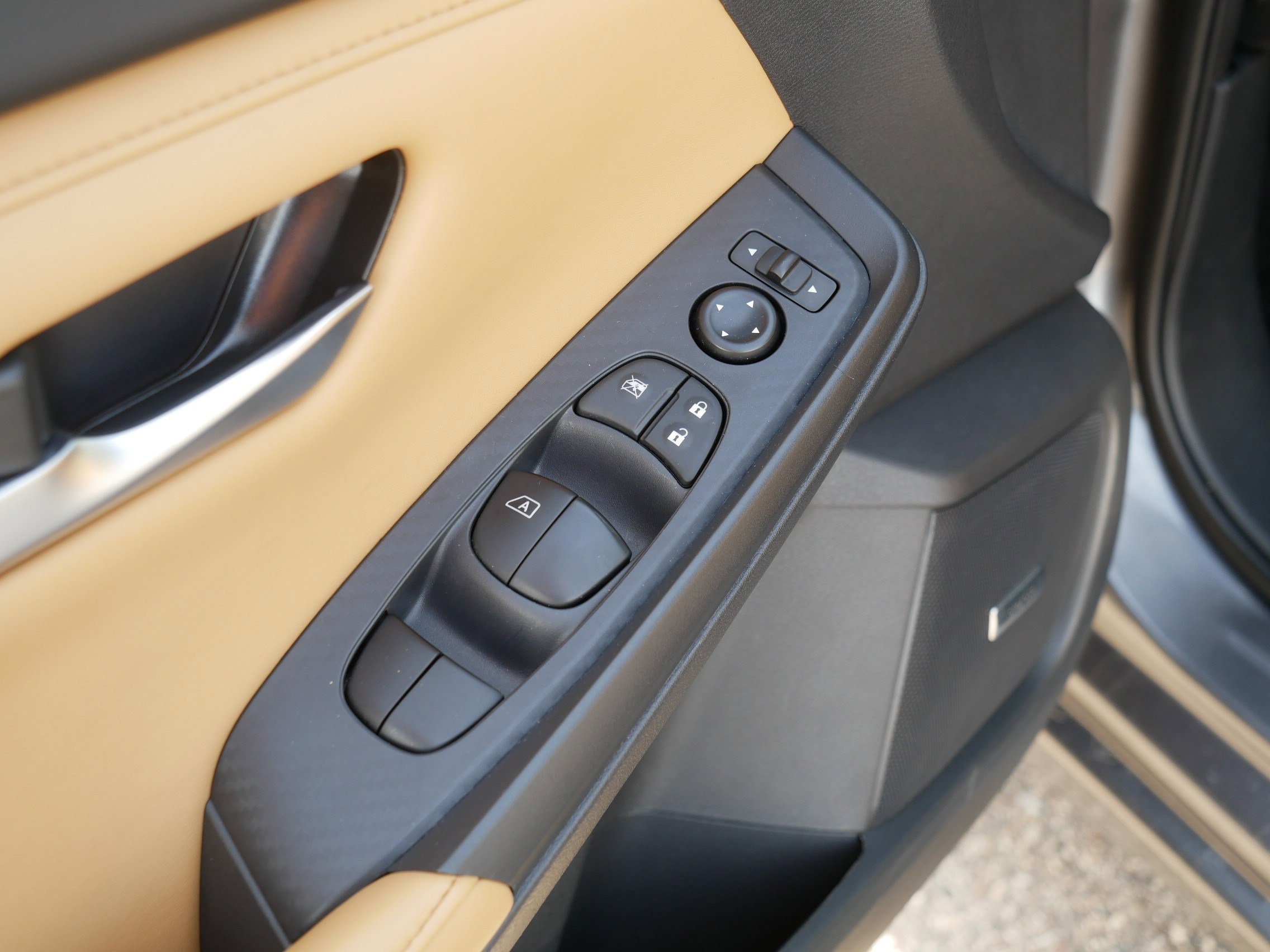 Used 2025 Gun Metallic Nissan SV image 19