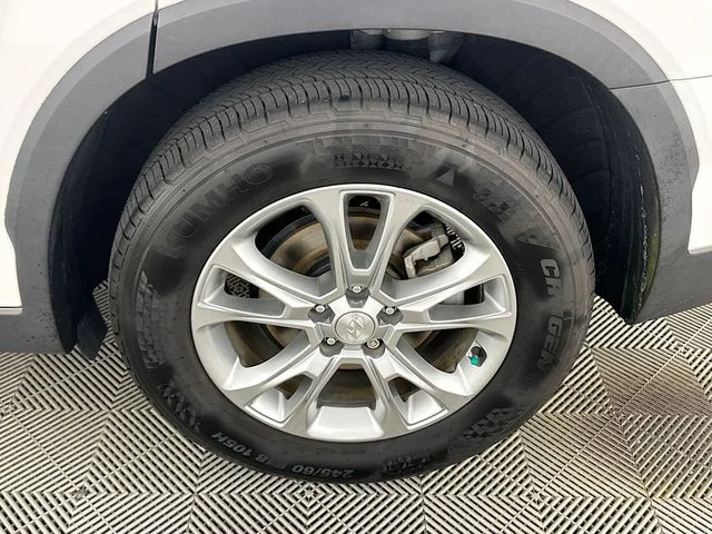 Certified Used 2022 White Hyundai SE image 21