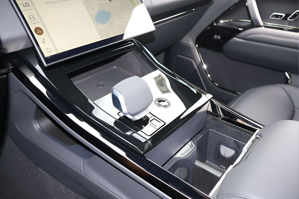New 2026 Carpathian Grey Land Rover Dynamic SE image 26