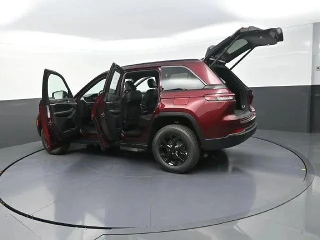 New 2026 Velvet Red Pearl-Coat Exterior Paint Jeep Laredo image 31