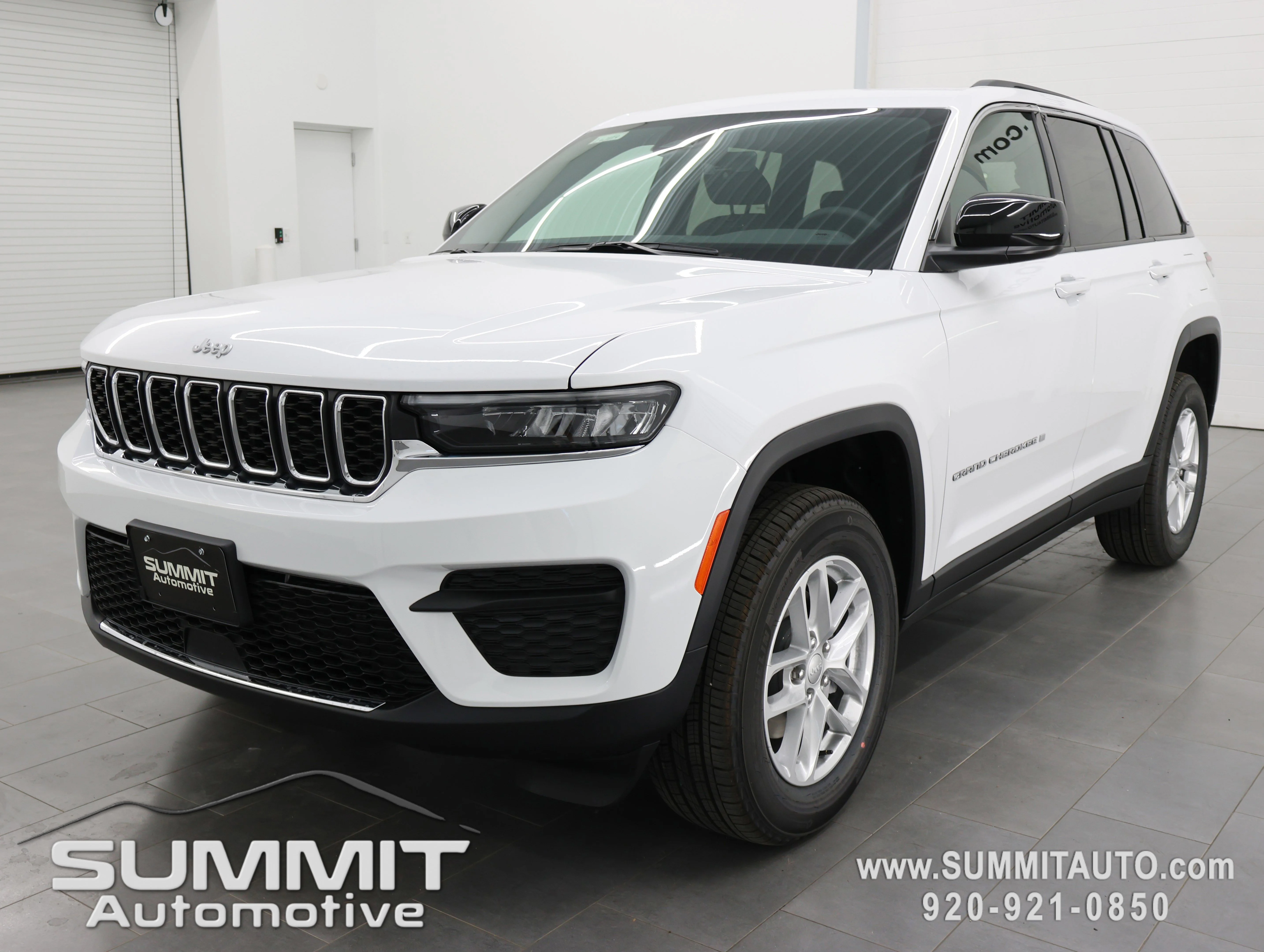 New 2026 Bright White Clear-Coat Exterior Paint Jeep Laredo X image 7