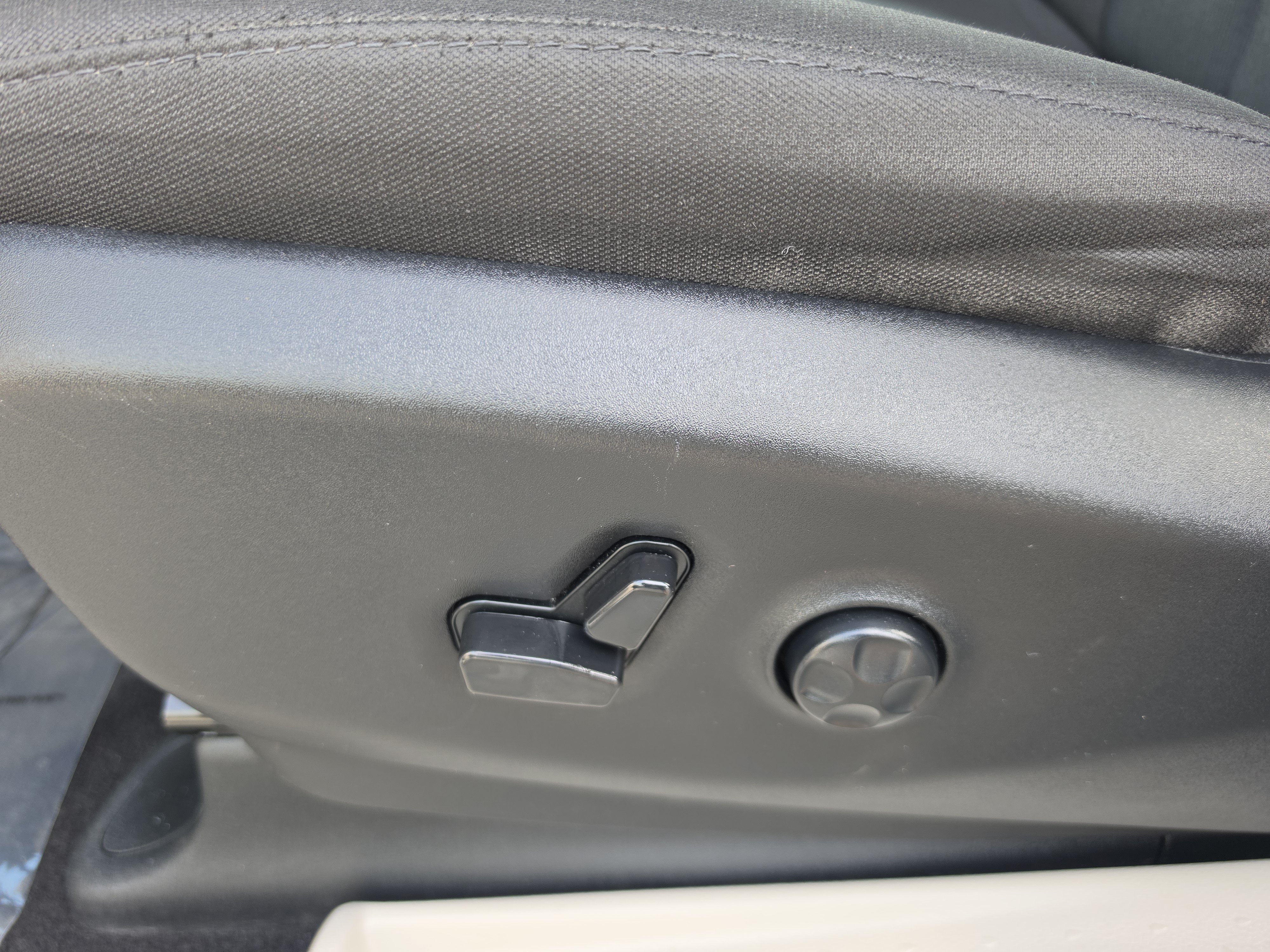 Used 2023 Bright White Clearcoat Chrysler LX image 9