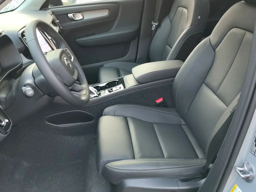 2026 Volvo XC40 Plus - Photo 13