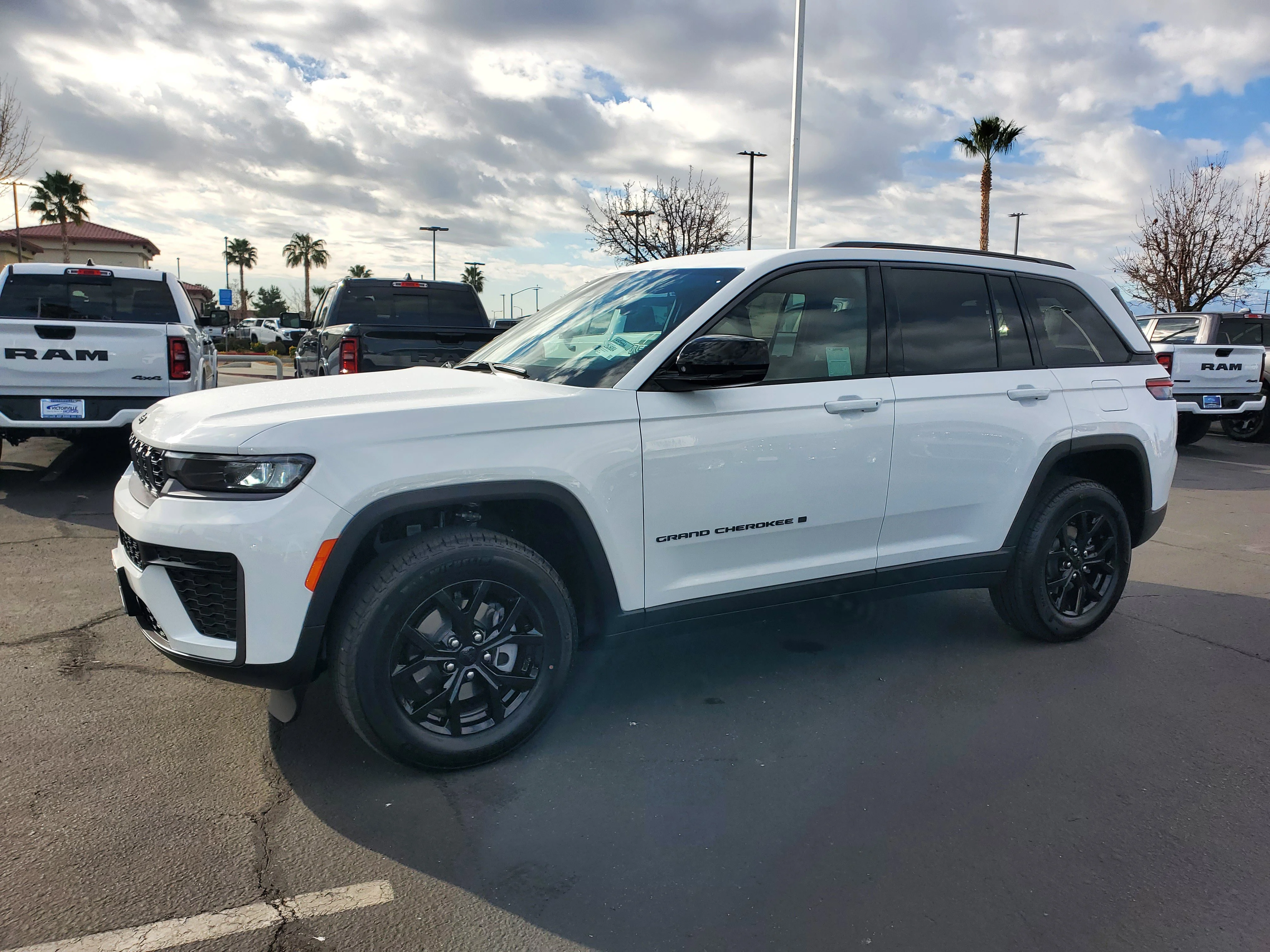 New 2026 Bright White Clear-Coat Exterior Paint Jeep Altitude image 7