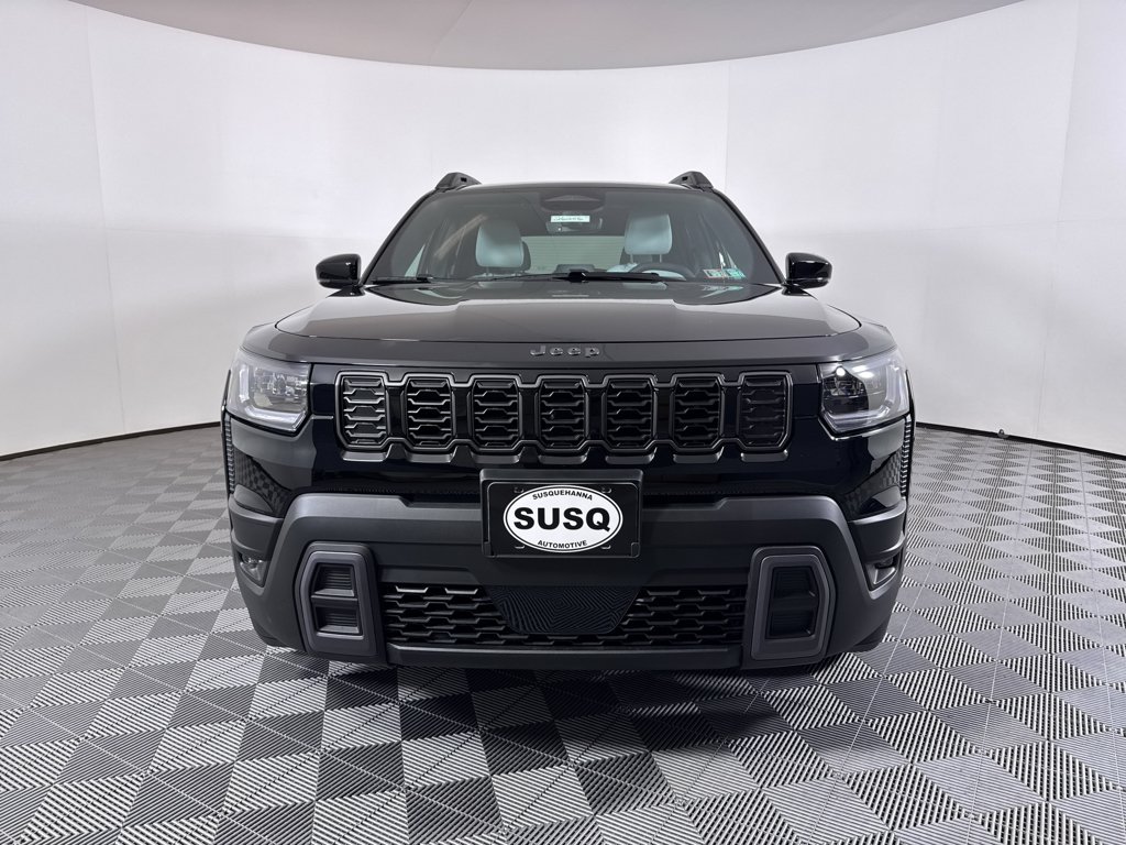 New 2026 Diamond Black Crystal Pearl-Coat Exterior Paint Jeep Limited image 2
