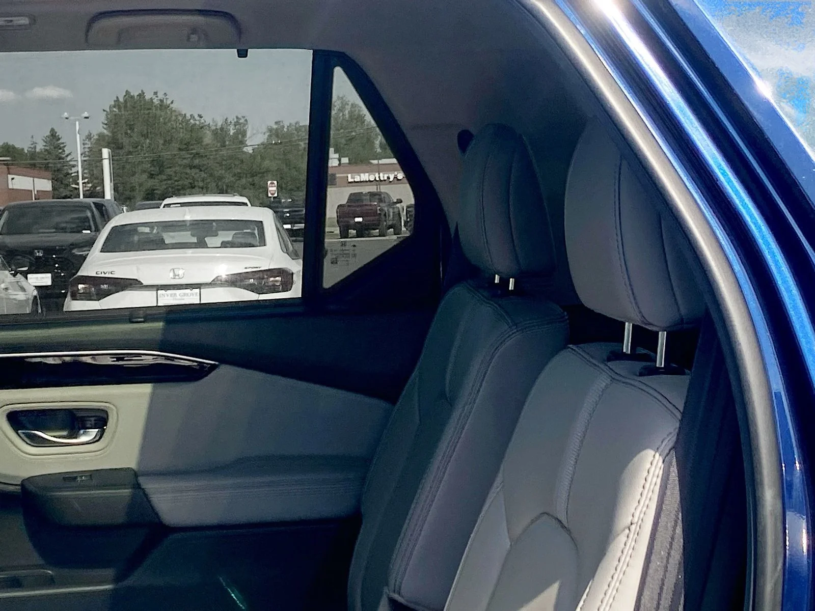 2025 Honda Pilot Touring AWD's photo