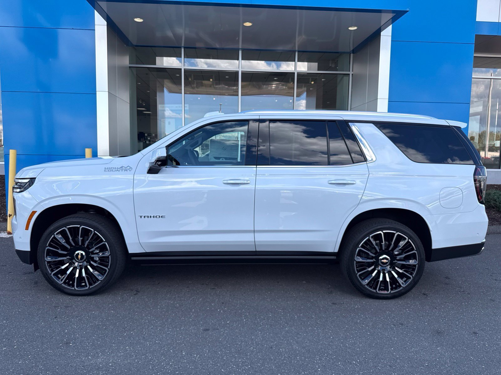 New 2026 Polar White Tricoat Chevrolet High Country Deluxe with 24in Wheels - Technology & Entertainment - Super Cruise - Panoramic Sunroof - Get Active Package image 9