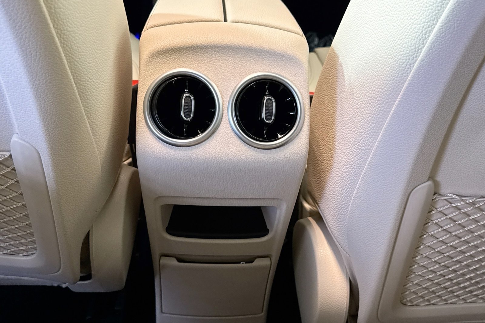 New 2026 Polar White Mercedes-Benz GLB 250 image 23