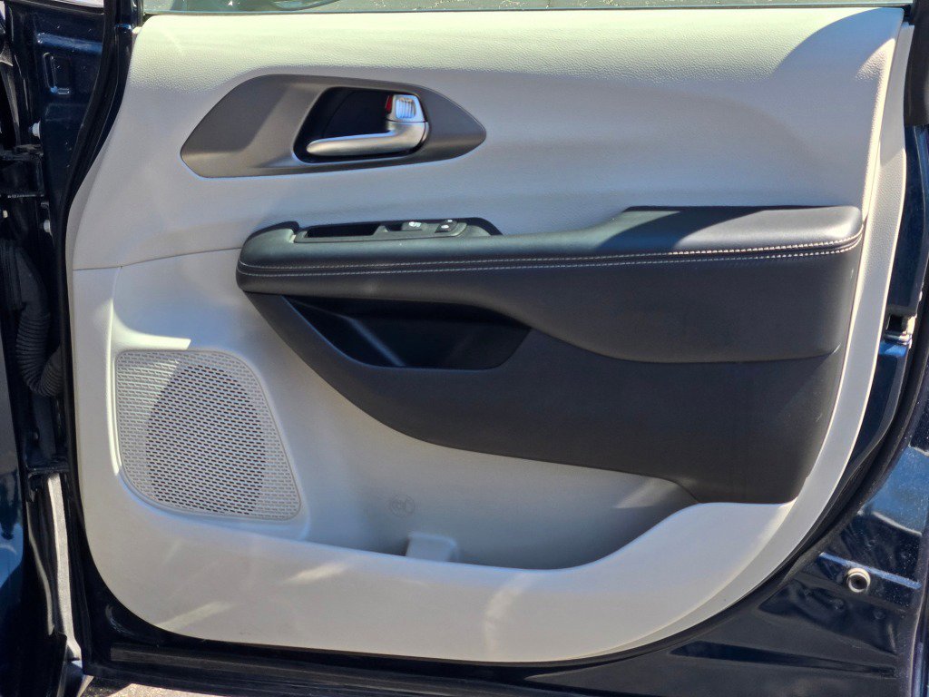 2024 Chrysler Pacifica PHEV Select - Photo 6