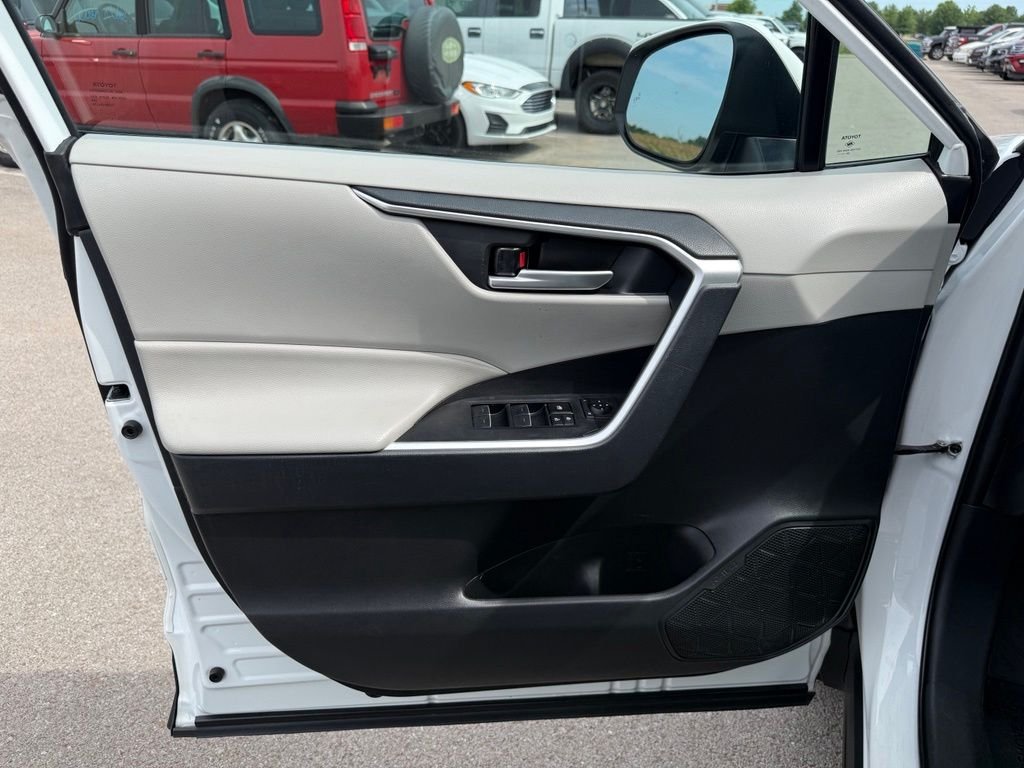Used 2025 Ice Toyota XLE image 7