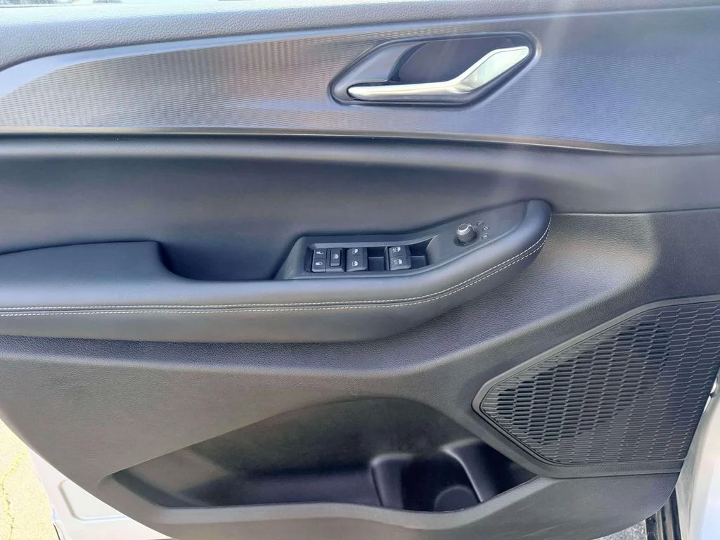Used 2024 Silver Jeep Altitude image 13