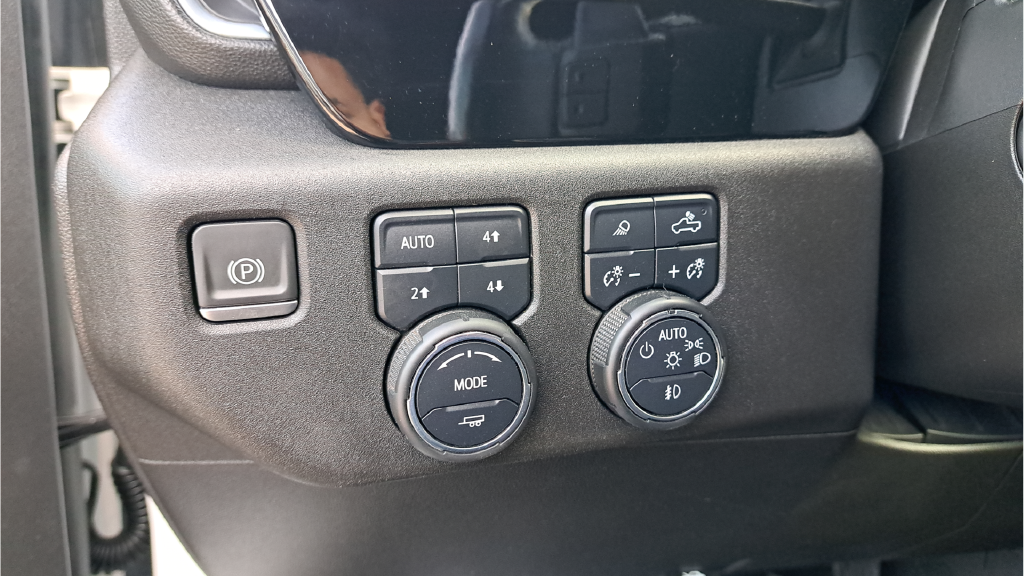 Used 2022  Chevrolet High Country image 25