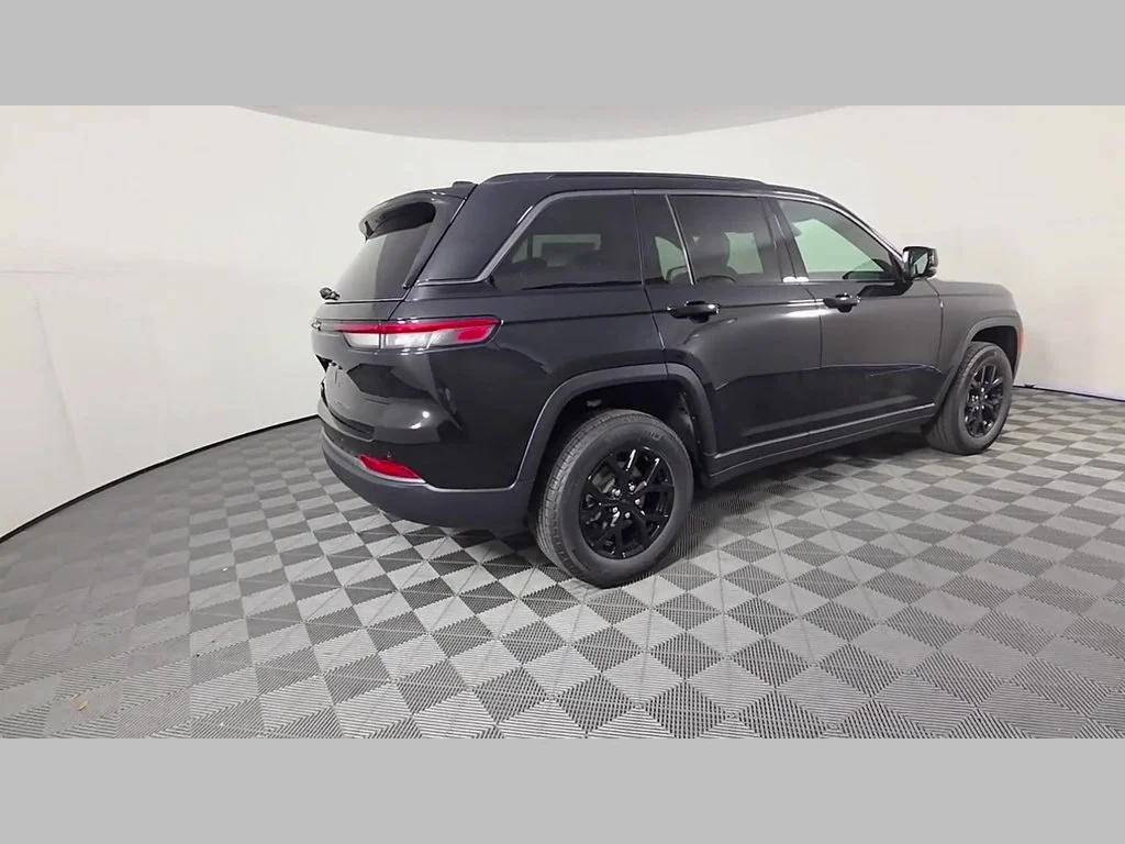 New 2026 Diamond Black Crystal Pearl-Coat Exterior Paint Jeep Laredo Altitude image 26