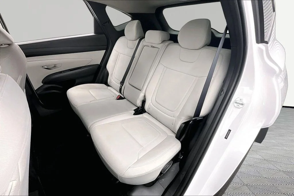 Certified Used 2025 White Pearl Hyundai SE image 26