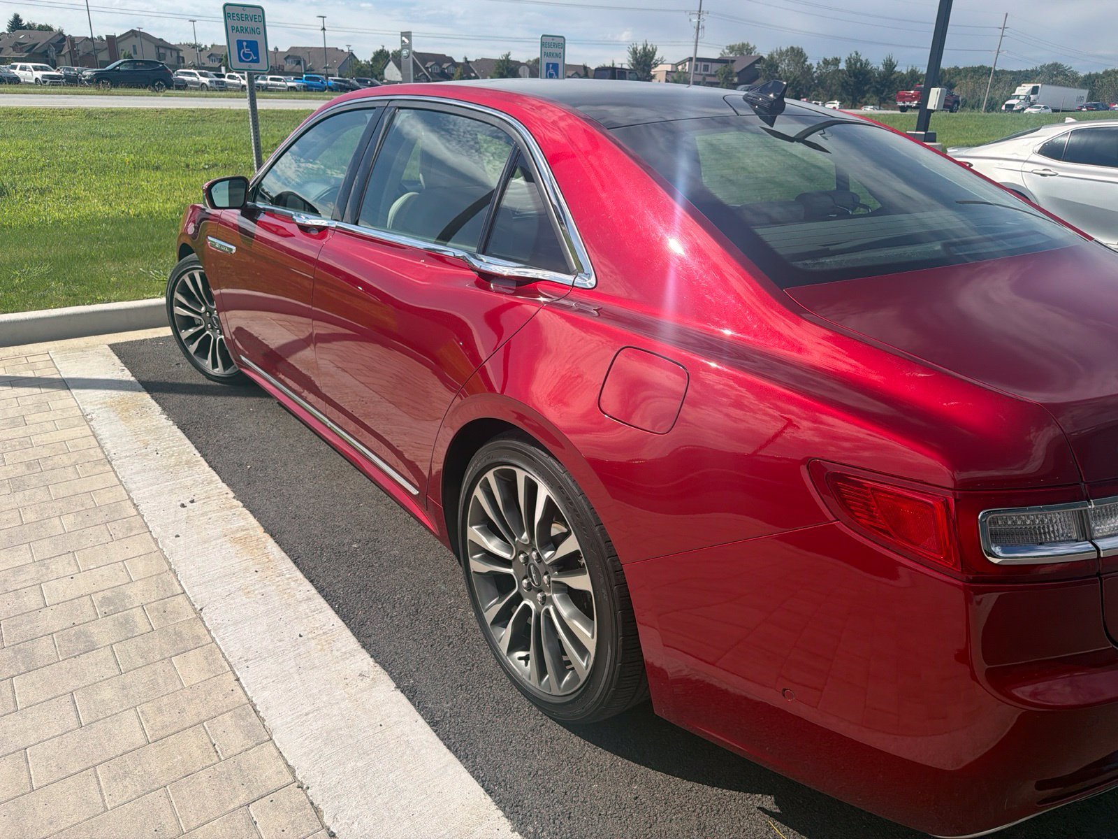 Used 2019 Red Lincoln Reserve image 7