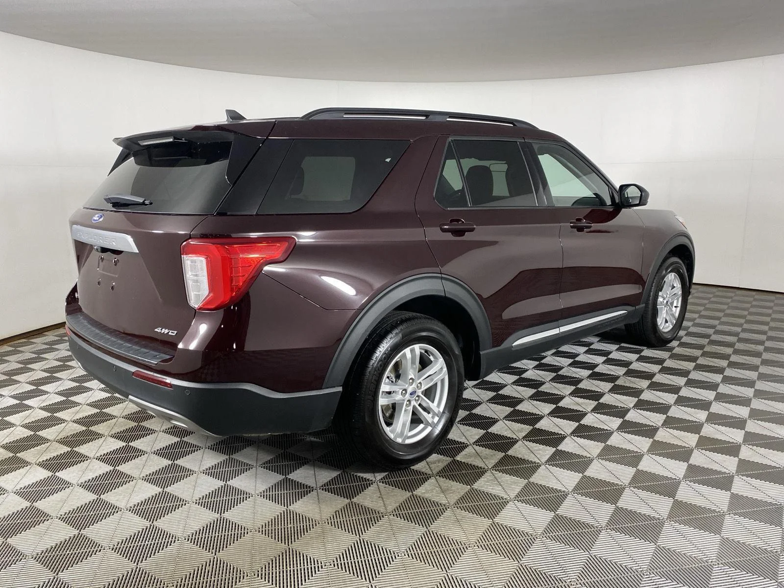 Used 2023 Jewel Red Metallic Tinted Clearcoat Ford XLT image 10