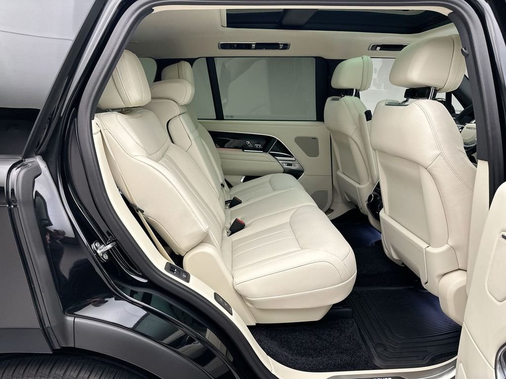 Used 2025  Land Rover SE image 12
