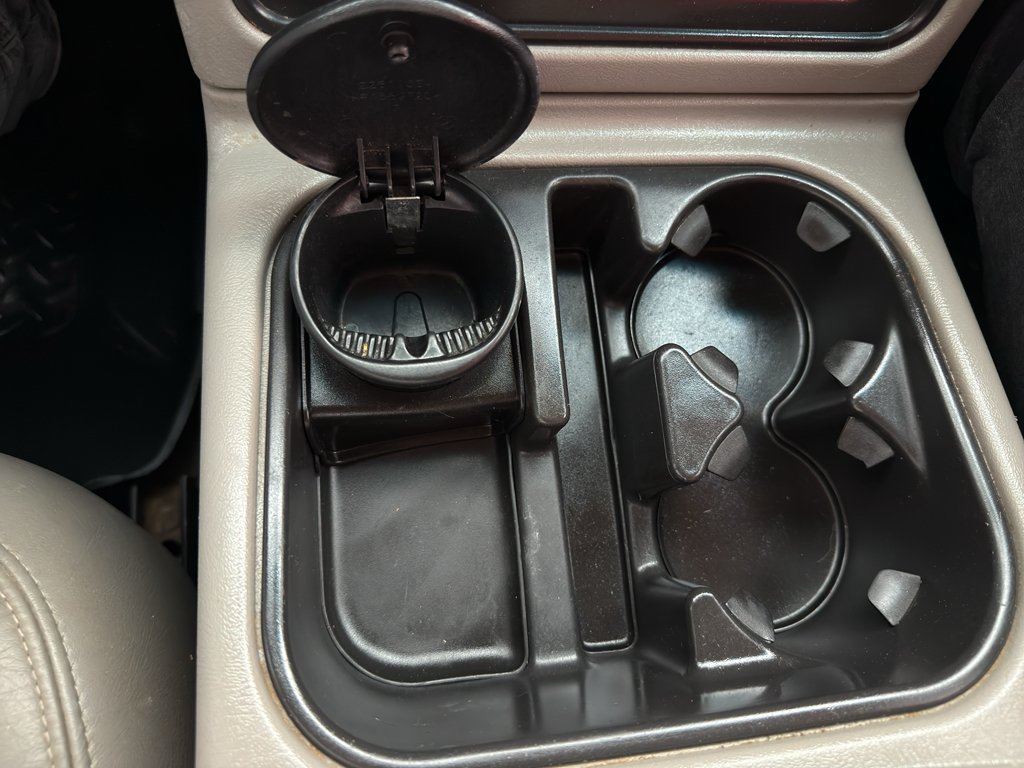 Used 2005 Maroon GMC SLT image 22