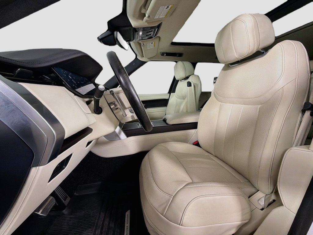 Used 2024 White Land Rover SE image 22