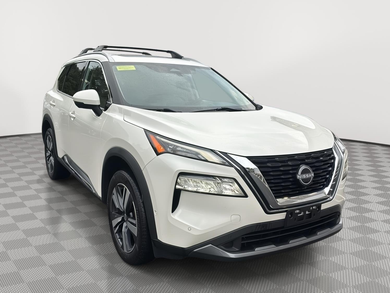 Used 2023 Pearl White TriCoat Nissan SL image 3