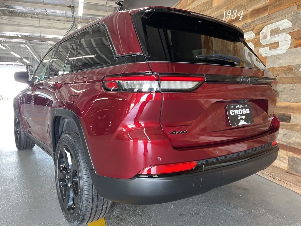 Used 2023 Velvet Jeep Limited image 22
