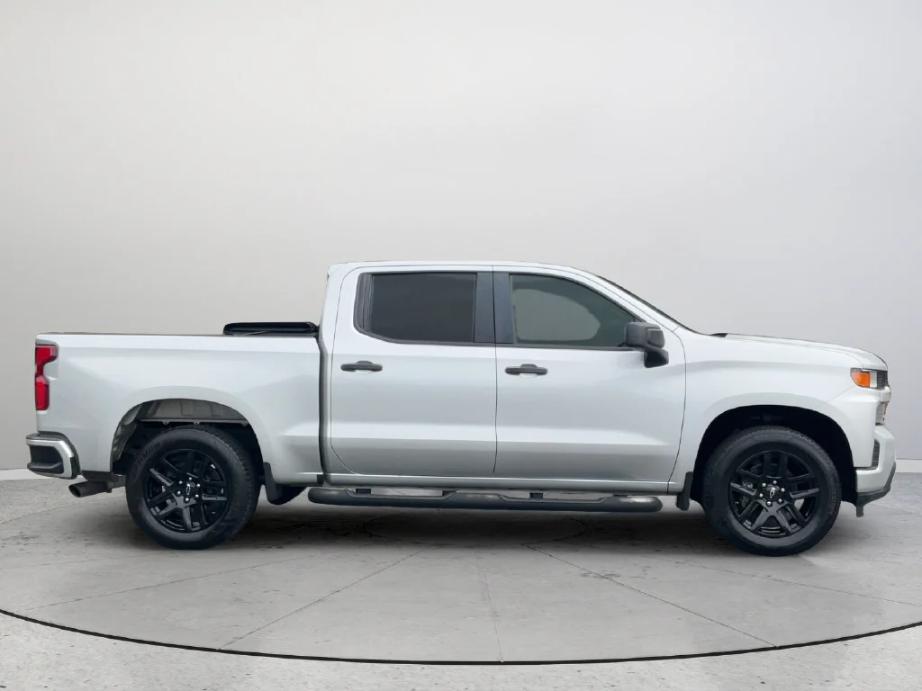 Used 2022 SILVER ICE METALLIC Chevrolet Custom image 5