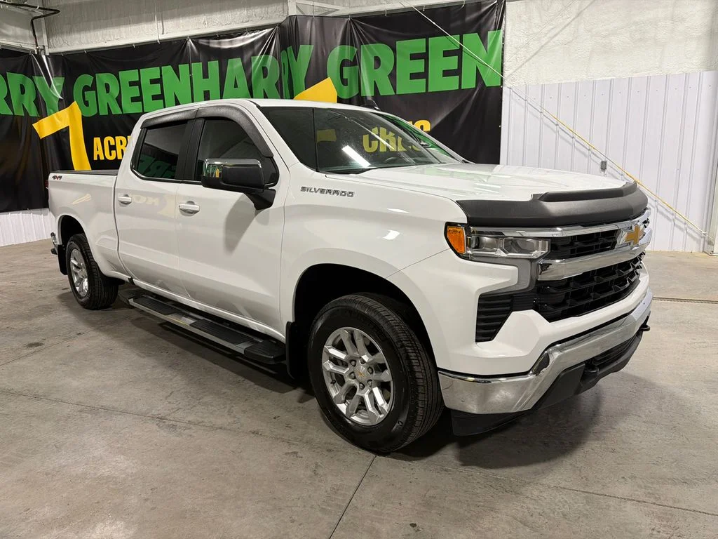Used 2025 Summit White Chevrolet LT image 3