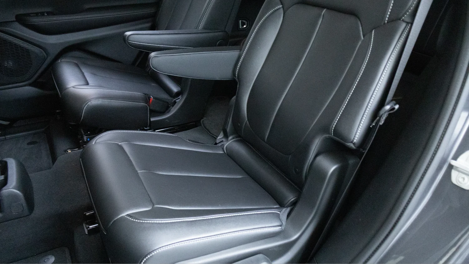 Used 2024 Gray Jeep Limited image 25