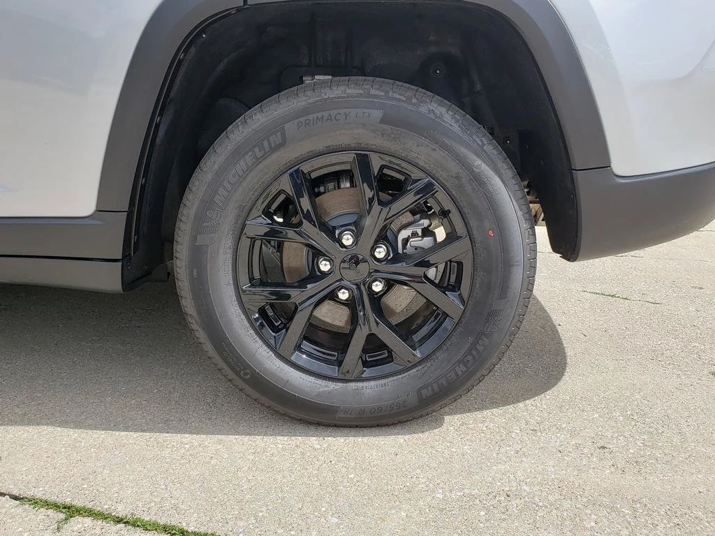 New 2025 Silver Zynith Exterior Paint Jeep  image 11