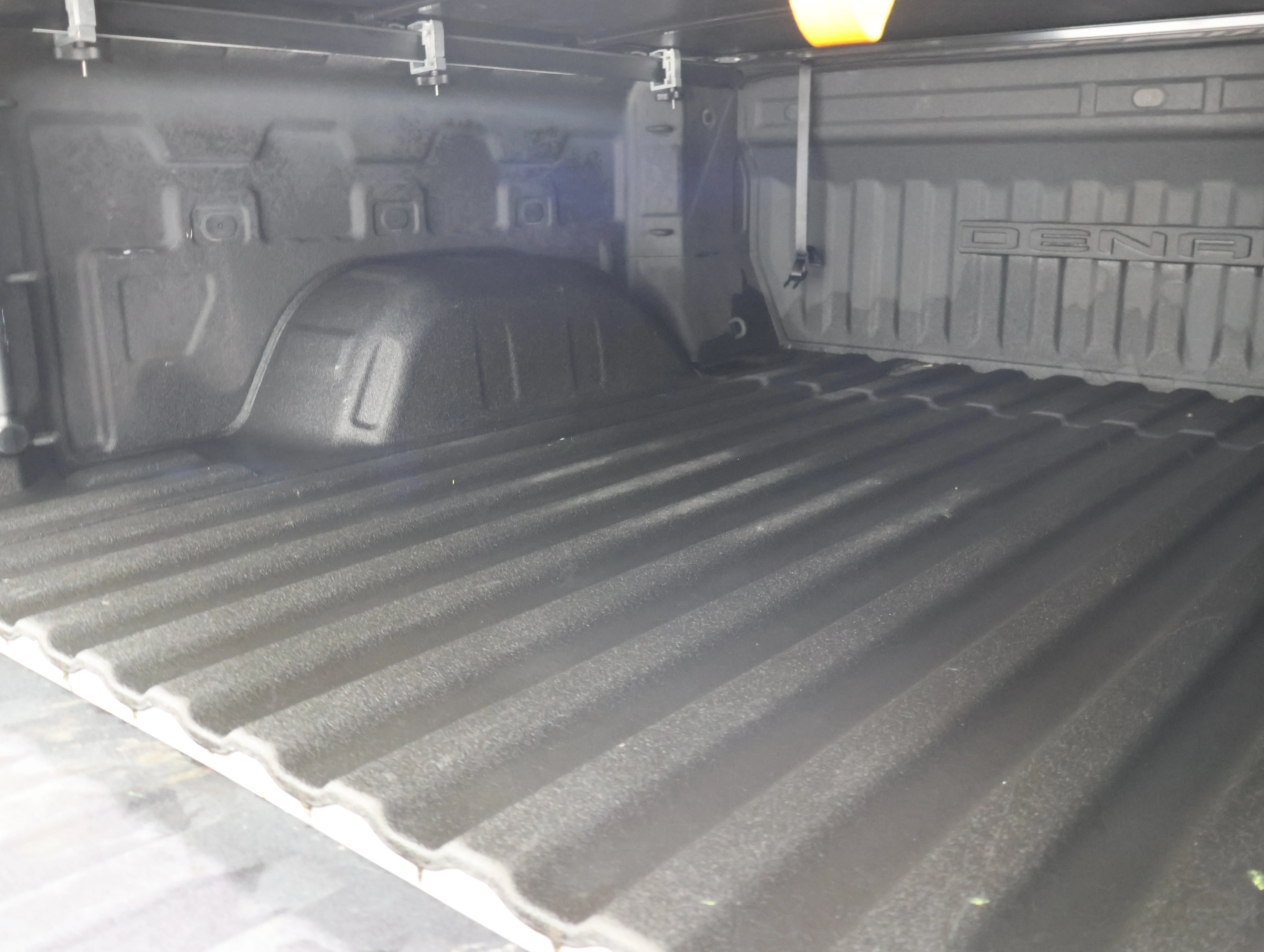 Used 2022 White Frost Tricoat GMC Denali image 5