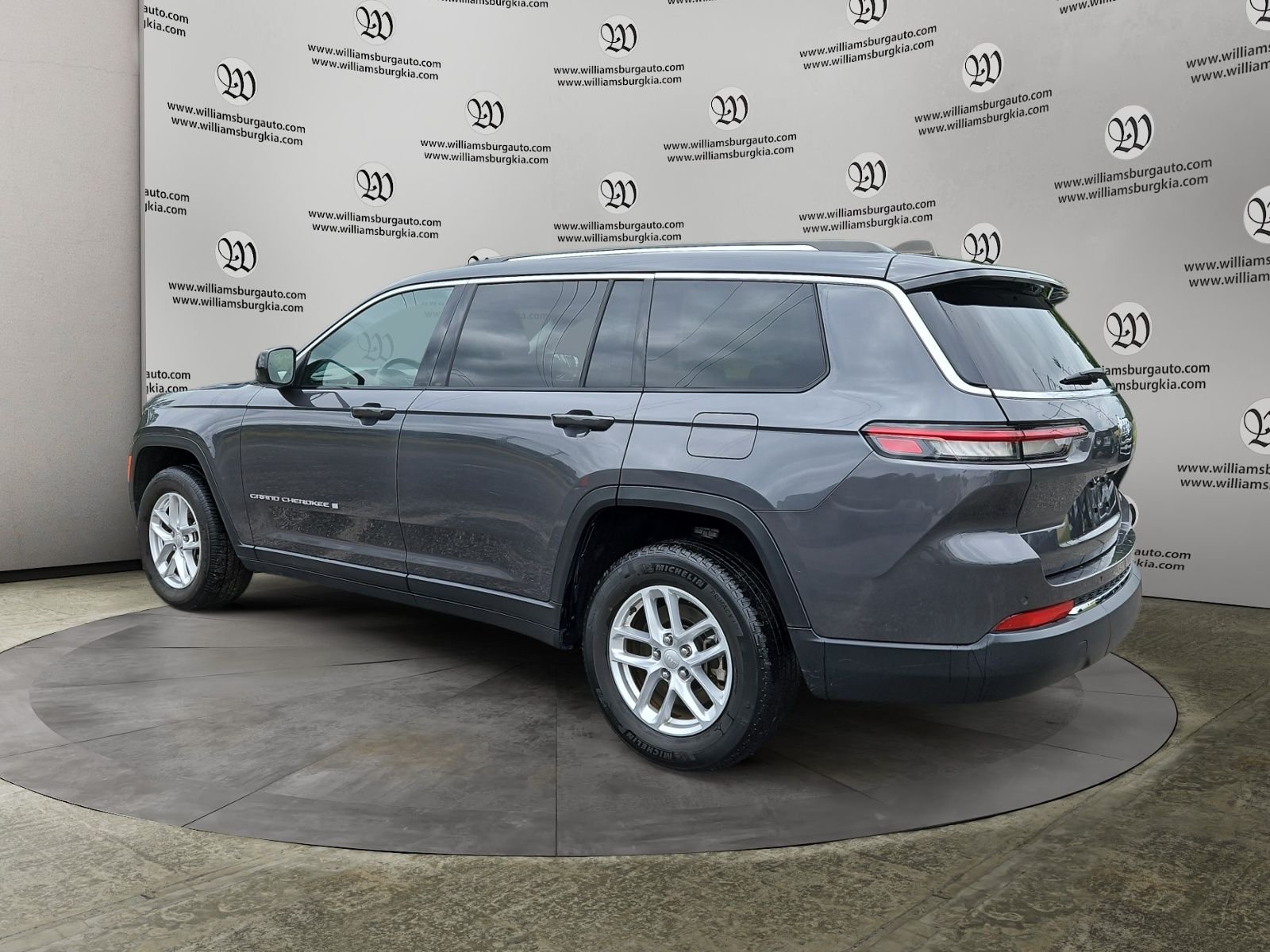 Used 2023 Gray Jeep Laredo image 3