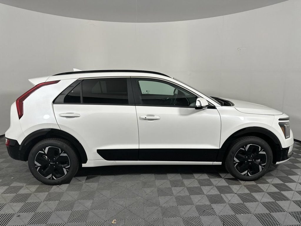 New 2026 Snow White Pearl Kia WIND image 18