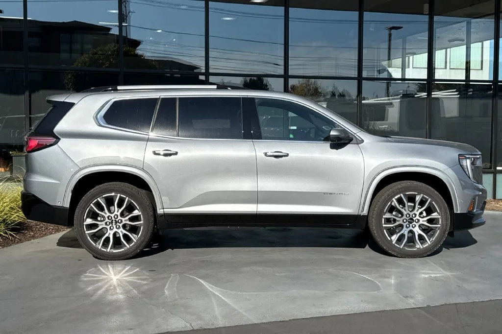 2027 GMC Acadia Denali Ultimate - Photo 3