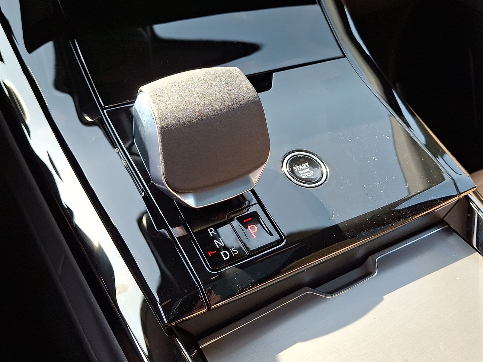 New 2026 Fuji White Land Rover P360 SE image 21