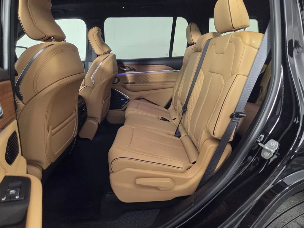 Used 2025 Diamond Black Crystal Pearlcoat Jeep Summit Reserve image 27