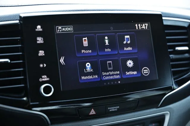 Used 2023 Platinum White Pearl Honda RTL image 40